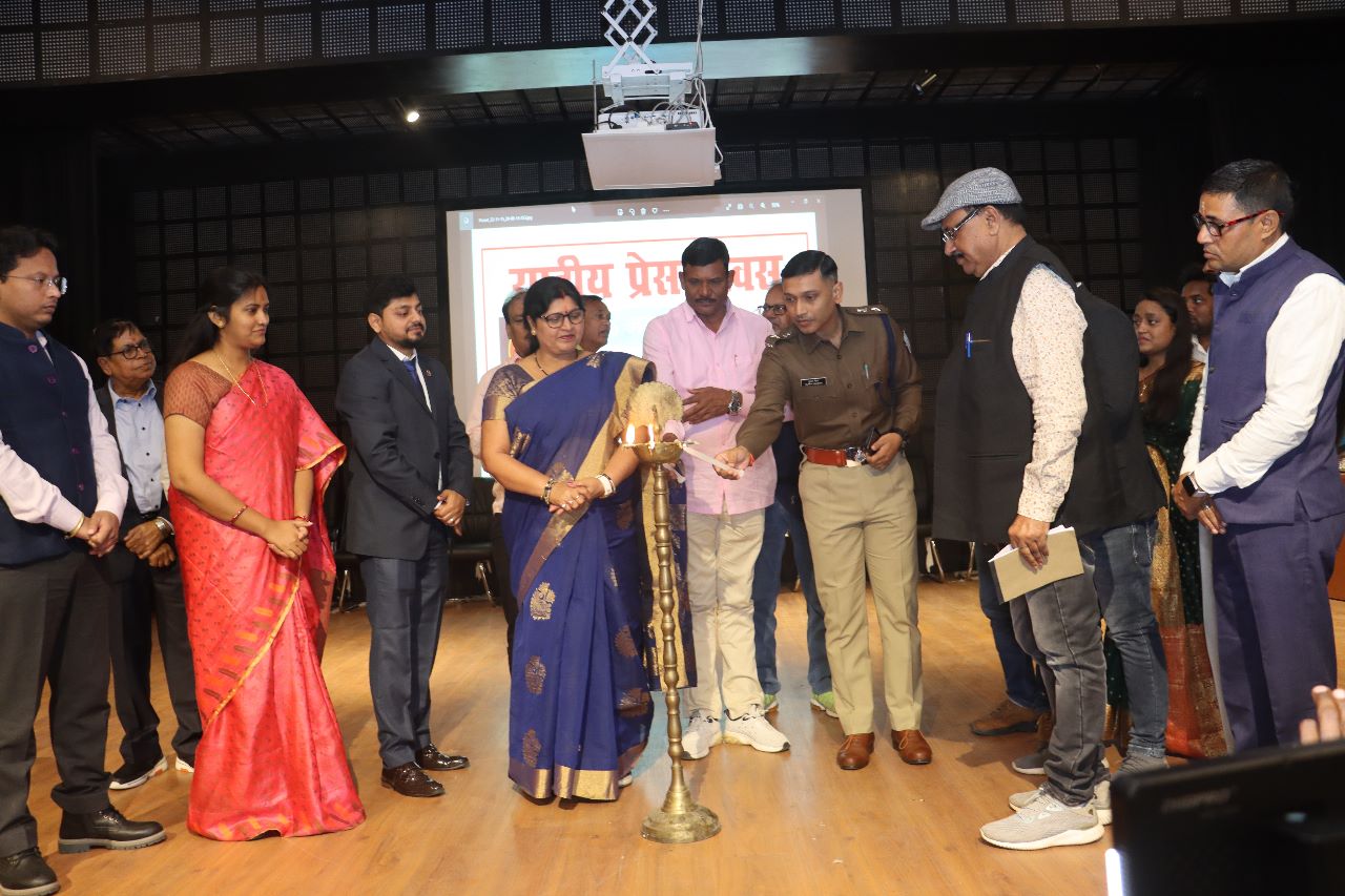 पतà¥à¤°à¤•ार सà¥à¤°à¤•à¥à¤·à¤¾ कानून को लेकर उठी मांग, पतà¥à¤°à¤•ारों को किया गया समà¥à¤®à¤¾à¤¨à¤¿à¤¤